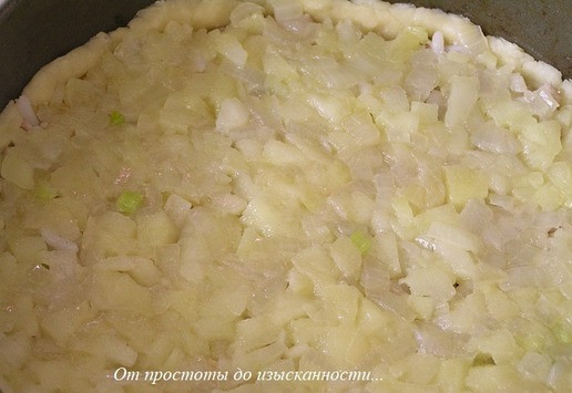 1. Этап. Мясной пирог с рисом, луком, яблоками: Яблоки с луком порубите ножом на маленькие кусочки, выложите поверх начинки, разровняйте.