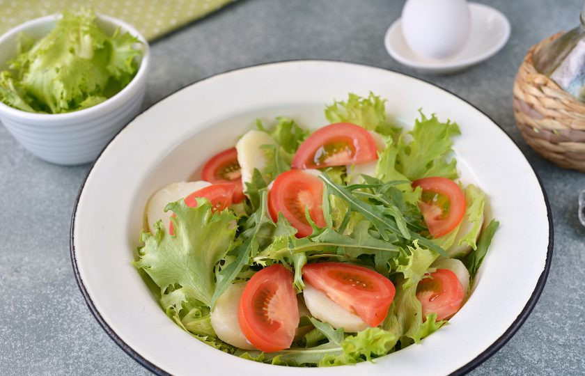 1. Этап. Салат с анчоусами и рукколой: Картофель и помидор нарежьте небольшими ломтиками, выложите на латук.