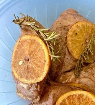 1. Этап. Утиные грудки: су-вид, духовка и брусника: Утку из пакетов извлекаю, даю стечь соусу и обсушиваю слегка.