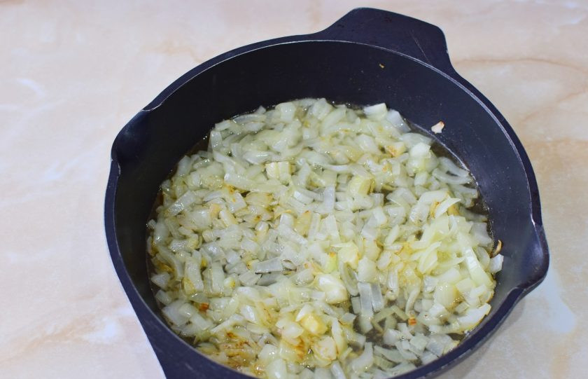 1. Этап. Соус Робер: Затем влейте к луку вино и тушите, чтобы оно уварилось в объеме в два раза. Помешивайте.