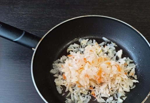1. Этап. Пирожки из лаваша с квашеной капустой: Квашеную капусту порезать помельче. Положить её в сковороду к луку и тушить 5-7 минут.