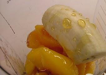 1. Этап. Витаминный напиток Зимнее искушение: 3. Все составляющие сложить в блендер или кухонный комбайн и взбить до состояния полной однородности.