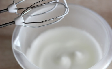 1. Этап. Кайзершмаррн с творогом: 2. Белки вместе с сахаром взбиваем в густую пену.