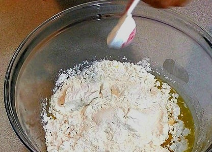 1. Этап. Простой рецепт кекса в микроволновке: Добавьте муку, ванильный сахар и разрыхлитель.