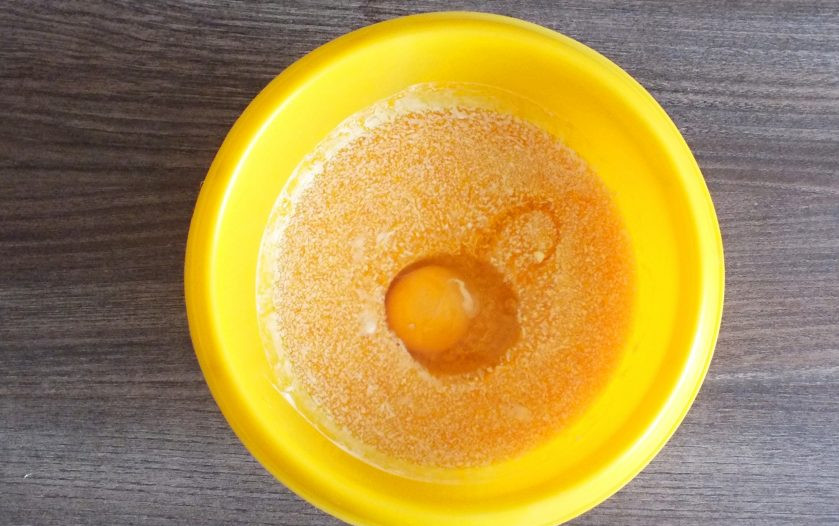 1. Этап. Тыквенное печенье с клюквой: Добавьте яйцо. Перемешайте.