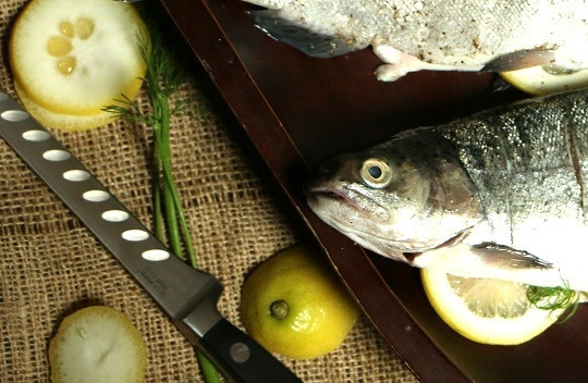 1. Этап. Форель на мангале: 1. Первым делом вымойте рыбку (при необходимости очистите от чешуи и внутренностей) как следует и обсушите бумажным полотенцем. Зелень и лимон также промойте и слегка просушите.