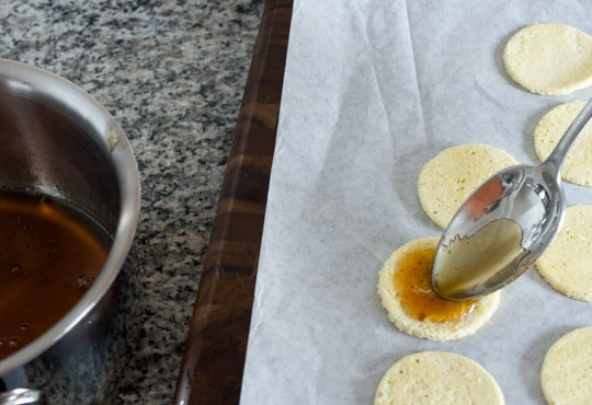 1. Этап. Бисквитный торт с шоколадом: 24. И полейте ее на кружочки теста.