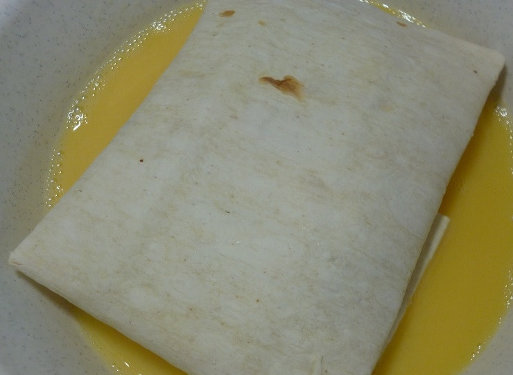 1. Этап. Быстрые пирожки из лаваша: 5. Окуните пирожок в лаваш с двух сторон.