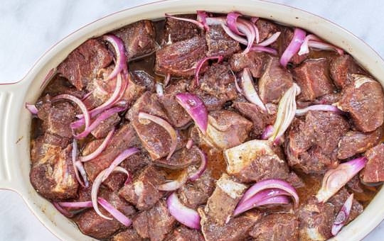 1. Этап. Быстрый рецепт шашлыка: 3. Переложите мясо в маринад и хорошенько перемешайте руками в течение 10 минут. Отправьте мясо на несколько часов в холодильник или на ночь.