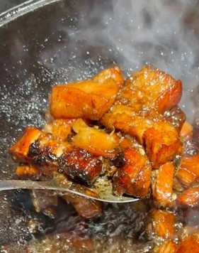 1. Этап. Хо шау ру. Свинина Мао Цзэдуна: Всего почти два часа томил. Можно было, конечно, увеличить нагрев, но …, в общем, исходя из принципиального вопроса «Вам надо быстро? Или вкусно?», томил дольше. И вот такой результат. Жидкость почти вся выпарилась. То, что осталось – в соусник. Отличный соус к рису получился.