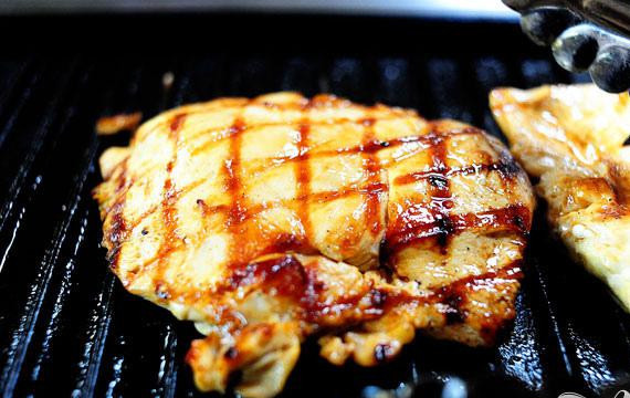 1. Этап. Куриный салат с сыром фета и кукурузой: Нагреть гриль и полить курицу оливковым маслом. Обжарить куриные грудки на гриле с обеих сторон до готовности, около 7 минут с каждой стороны. Отложить куриные грудки в сторону и дать остыть.