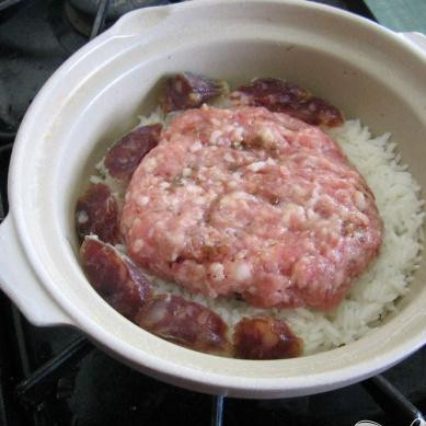 1. Этап. Рис с мясом по-китайски: Готовьте около 4-5 минут. И добавьте китайскую капусту. Готовьте на медленном огне. Через 2-3 минуты китайская капуста будет готова. Добавляйте специи по вкусу, затем проверяйте фарш. Когда фарш готов, снимите с плиты и дайте остыть.