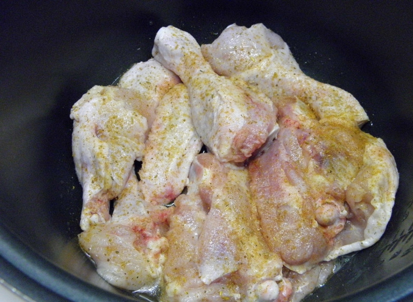 1. Этап. Курица с гречкой в мультиварке: Включите мультиварку на самый мощный режим, на котором вам удобно обжаривать мясо. Обжарьте курицу с солью и специями на растительном масле.