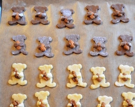 1. Этап. Печенье Мишки с миндалем: 7. Теперь работа для ребенка. В лапки каждого животного необходимо положить по орешку, приветствуются грецкие и миндальные.