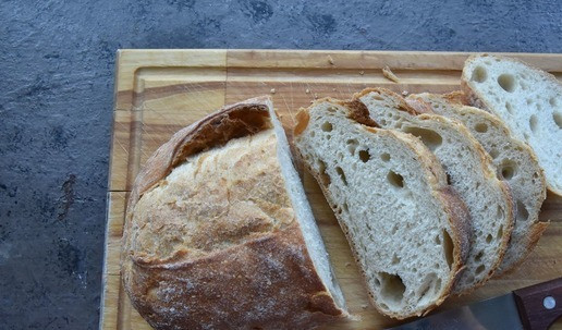 1. Этап. Тосты с грушей и сыром: Хлеб нарезать ломтиками, толщиной не менее 1 см.