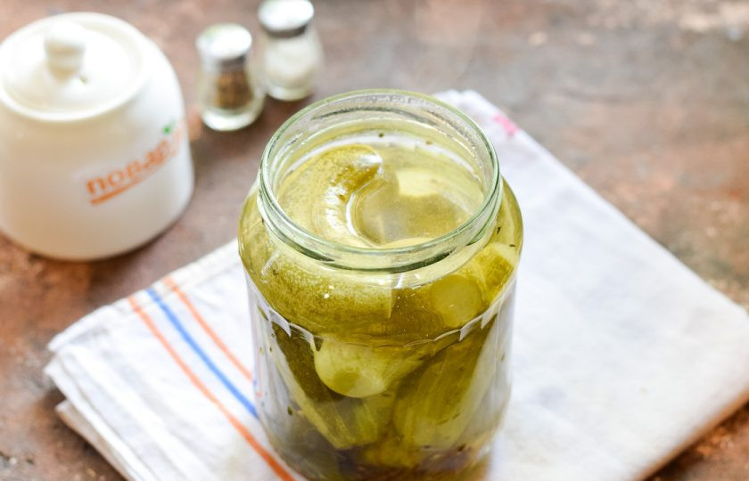 1. Этап. Маринованные огурцы по-немецки: Аккуратно достаньте банку из кастрюли при помощи прихваток.