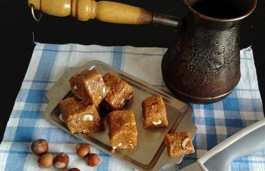 1. Этап. Туррон с фундуком: 11. Отправляю форму на неделю в холодильник. Через 7 дней лакомство уже готового, нарезаю его на небольшого размера кусочки и подаю к столу.