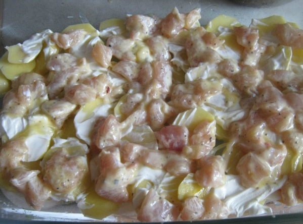 1. Этап. Картофельная запеканка с грудкой: Куриное филе маринуем в соли, перце и майонезе. Берем жаропрочную посуду, смазываем маслом. Выкладываем на дно половину картофеля. Промазываем его сметаной с солью и перцем, можно даже перемешать. Поверх него - куриное филе в маринаде. Далее - половину репчатого лука. Затем, оставшийся картофель и лук. Сверху посыпаем сыром. Можно полить майонезом или сметаной для большей сочности.