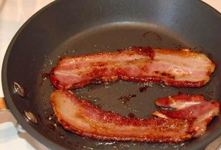 1. Этап. Салат Цезарь с ветчиной: На хорошо разогретой сковороду с 1-2 ложками масла до хруста обжарить ломтики ветчины.