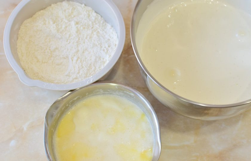 1. Этап. Торт с консервированными персиками и взбитыми сливками: Муку смешайте с содой. К взбитым яйцам поочередно добавляйте молочную и мучную смесь. Вмешивайте все вручную с помощью венчика, чтобы сохранить пышность теста от взбитых яиц.