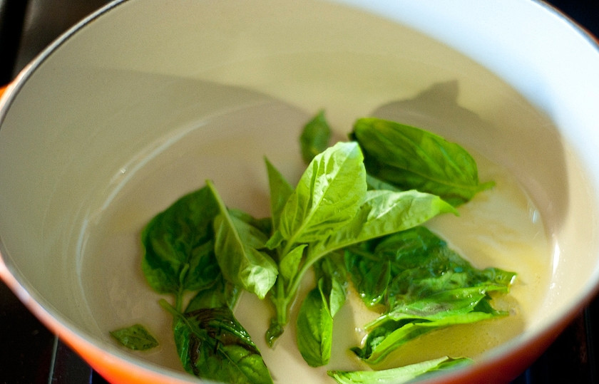 1. Этап. Рыбное карри: Для начала разогрейте масло в сковороде и обжарьте листья базилика, пока они не станут хрустящими.