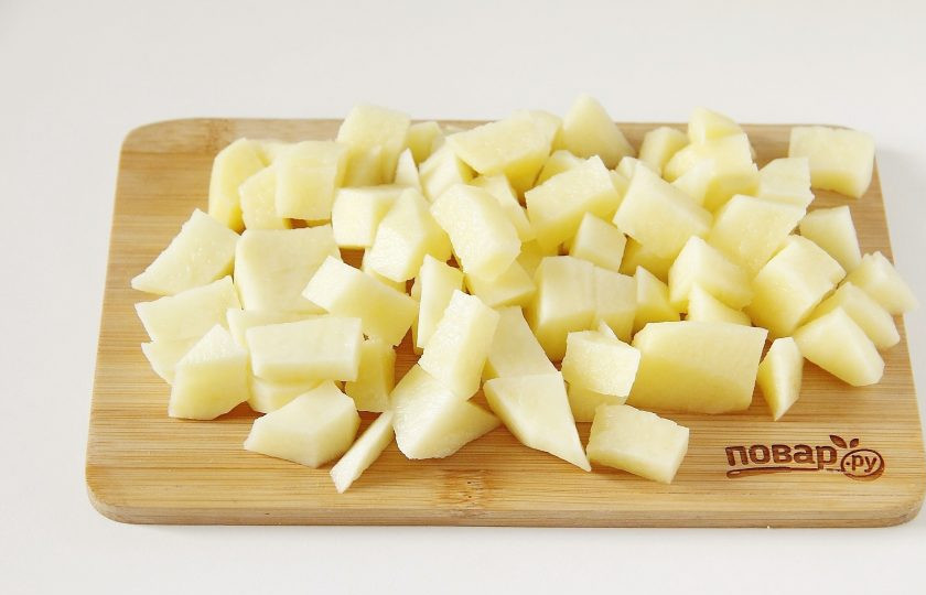 1. Этап. Яичный суп с помидорами: Пока вода закипает, подготовьте остальные ингредиенты. Картофель нарежьте кубиками.