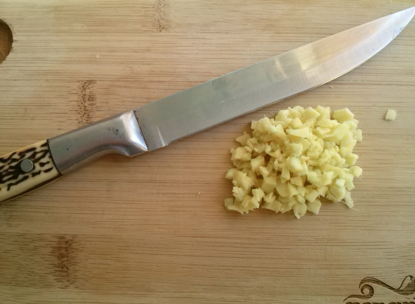 1. Этап. Сдобная плетенка с яблоками: Нам понадобится 1 ч.л. измельченного имбиря. Корень имбиря очистите, порежьте мелко ножом. Можно использовать и сухой имбирь в порошке.