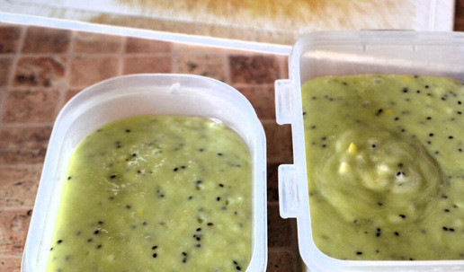 1. Этап. Мороженое из киви: Массу разлить по формам. Формы закрыть крышкой, поставить в морозилку на 6-8 часов.