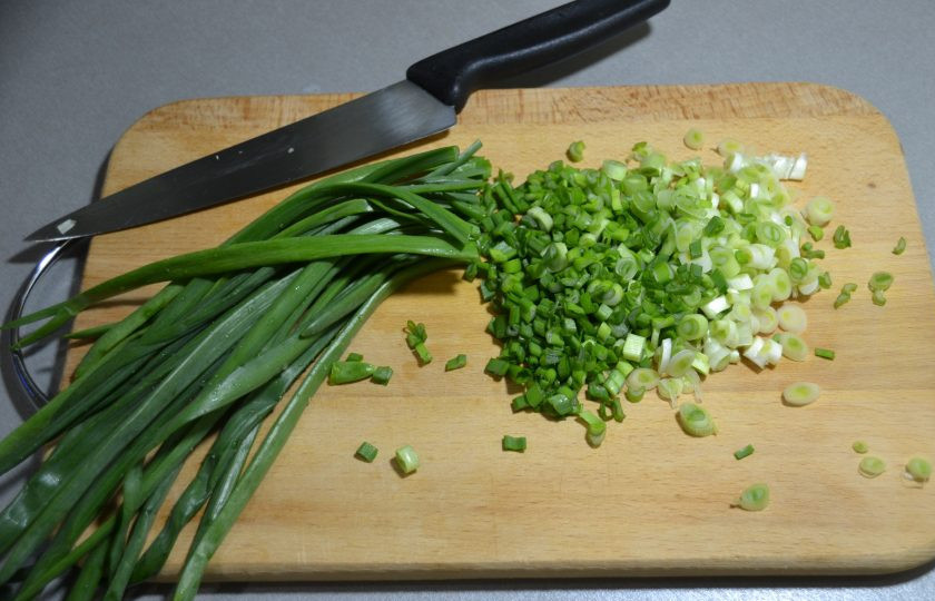 1. Этап. Пирог с зеленым луком и творогом: Измельчите зеленый лук.