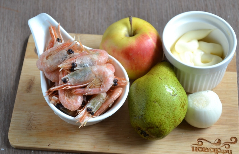 1. Этап. Салат Коктейль с креветками: Подготовьте все необходимые ингредиенты. Креветки заранее разморозьте и отварите до готовности.