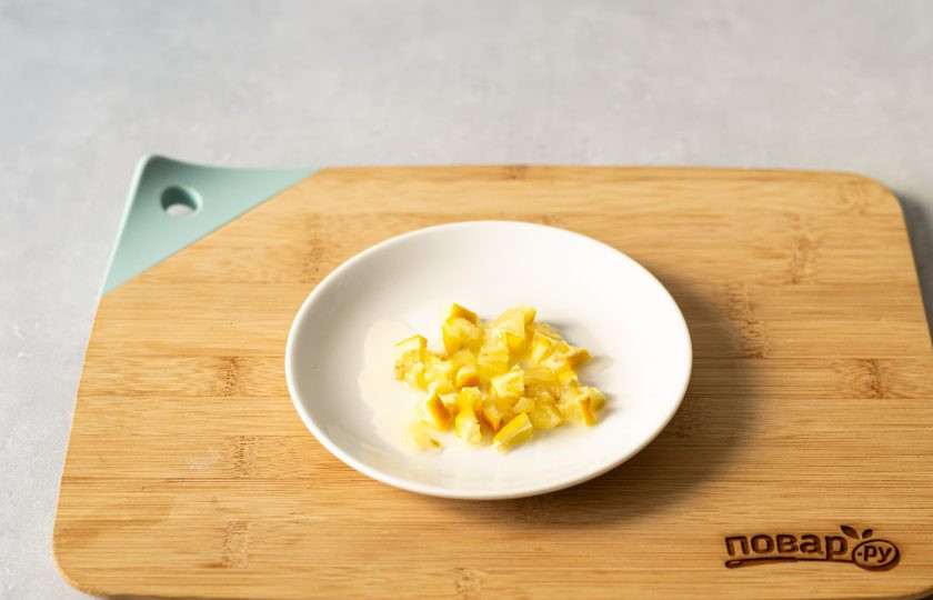 1. Этап. Домашнее мороженое без сахара: Кусочек лимона мелко нарежьте вместе с цедрой.