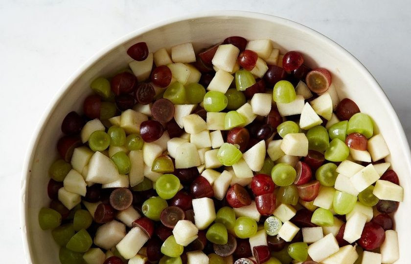 1. Этап. Соус Мостарда: 2. За это время вымойте, очистите и измельчите фрукты. Выложите в кастрюльку и засыпьте сахаром. После добавьте вишни и оставьте на ночь.