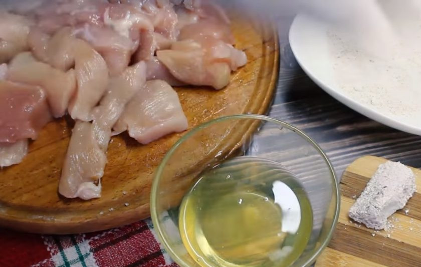 1. Этап. ПП курица (три рецепта): 1. Приготовьте наггетсы: половину куриного филе нарежьте небольшими кусочками. Белки отделите от желтков. Каждый кусочек мяса сначала обмакните в белок, после чего обваляйте в овсяных отрубях.