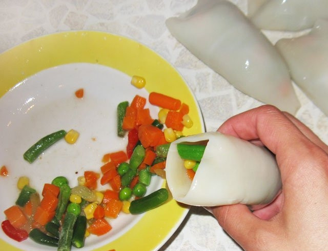 1. Этап. Кальмары, фаршированные овощами: 3. Очищенные и промытые тушки кальмаров наполните овощной смесью.