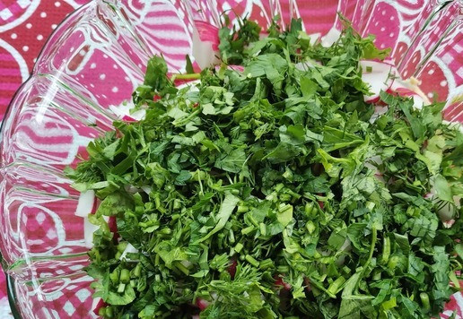 1. Этап. Салат Июнь: Зелень порубить.