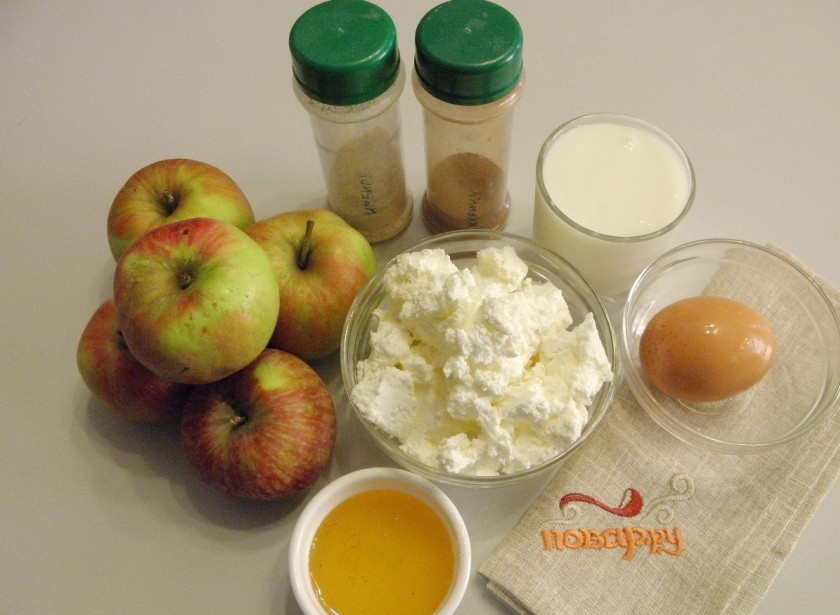 1. Этап. Диетическая выпечка в мультиварке: Подготовьте продукты для выпечки. Яблоки вымойте. Творог подавите вилочкой, чтобы убрать крупные комочки.