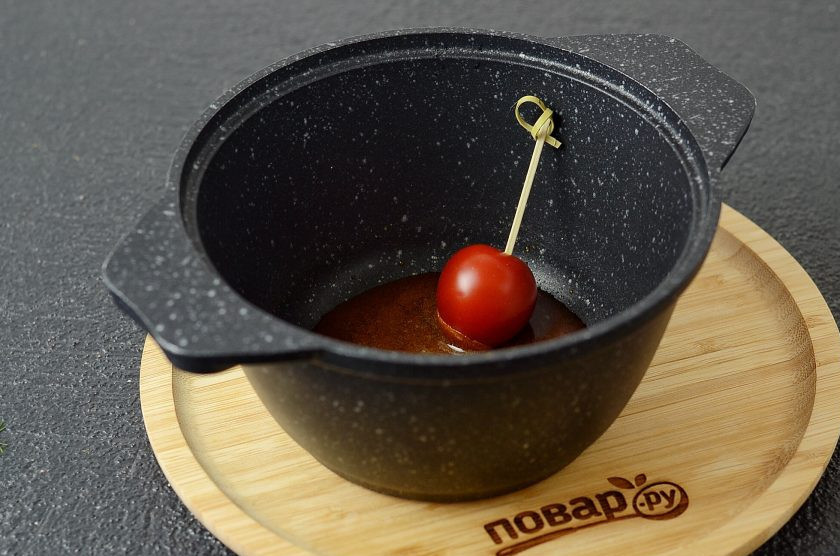 1. Этап. Карамелизированные помидоры: Снимите кастрюлю с плиты. Пару секунд остудите. Обмакните каждый томат в карамель на 5 секунд.