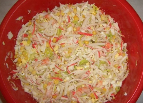 1. Этап. Салат с креветками и кальмаром: В большой посуде соедините все ингредиенты для салата, не забываем про кукурузу. Затем добавляем майонез, все хорошо перемешиваем.