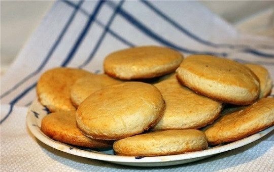 1. Этап. Коржик молочный: 8. Через 30-35 минут аппетитные румяные коржики молочные будут готовы. Перед подачей можете также присыпать сверху немного сахарной пудрой. Приятного чаепития!