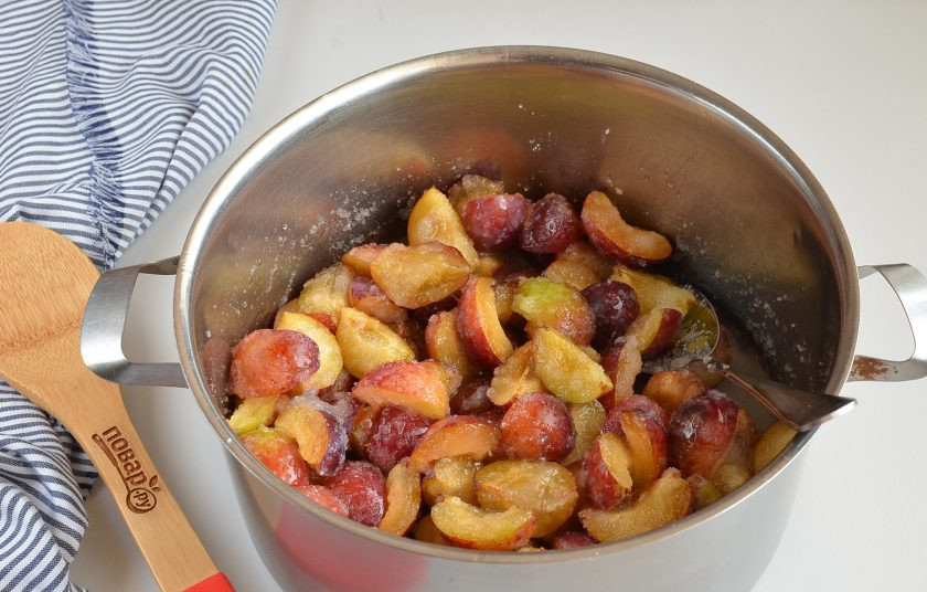 1. Этап. Сливовое варенье без косточек: Осторожно перемешайте сливы.