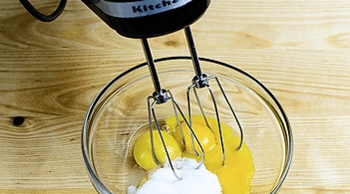 1. Этап. Вафли гофре: Смешайте миксером желтки с четвертью стакана сахара до единой консистенции. Затем добавьте ванилин и ещё раз взбейте.