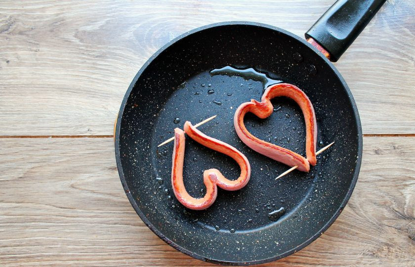 1. Этап. Яичница сердечком: В сковороду налейте растительное масло, выложите сливочное масло и разогрейте на среднем огне. Выложите сосиски-сердечки и обжарьте с одной стороны 1-2 минуты, переверните.