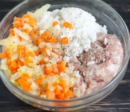 1. Stage. Dolma in a slow cooker: Combine minced pork, fried vegetables and boiled rice in one bowl. Salt and pepper, mix gently.