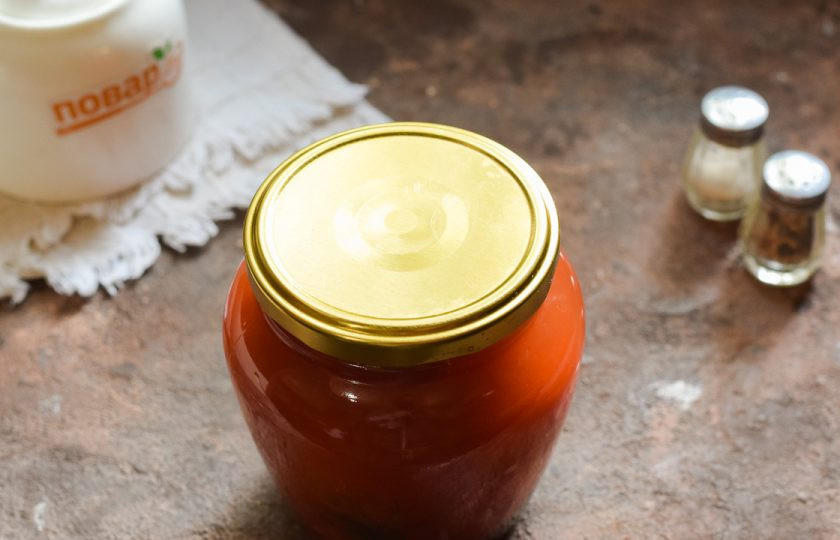 1. Этап. Консервированные помидоры чили на зиму без стерилизации: Банку герметично закатайте стерильной крышкой, поставьте дном вверх. Укройте заготовку теплым пледом или одеялом, оставьте на 24 часа в покое. Спустя указанное время перенесите заготовку в кладовку.