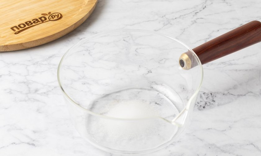 1. Этап. Варенье из клубники со стевией: На дно сотейника добавьте воду и стевию. Доведите до кипения, попробуйте на вкус, достаточно ли сладким получается сироп.