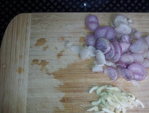 1. Этап. Постный бульон: Первым делом необходимо подготовить овощи. Для этого тщательно вымойте их и очистите. Лук-шалот нарежьте на тоненькие кружочки, а зубчики чеснока порубите мелко острым ножом.