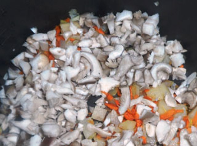 1. Этап. Суп из свежих вешенок: Добавьте их к овощам и жарьте вместе еще 5-7 минут.