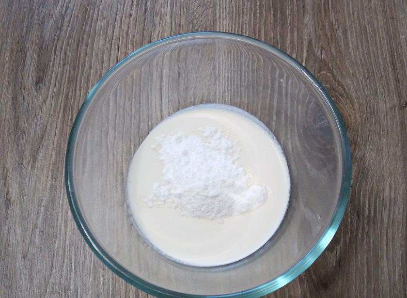 1. Этап. Крем-чиз на сливках: В холодную чашу вливаем сливки и начинаем взбивать. После того, как масса начала увеличиваться и густеть всыпаем сахарную пудру продолжая взбивать.