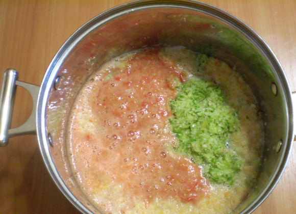 1. Этап. Вареная аджика на зиму: Поставьте овощи вариться на слабый огонь, с момента закипания варите 35-40 минут.