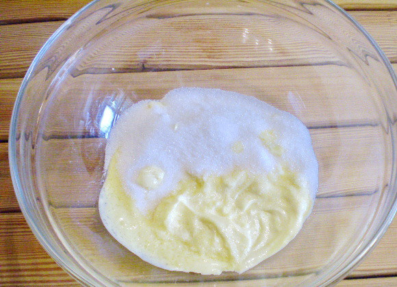 1. Этап. Кексики с изюмом: 3. Теплое масло смешиваем с сахаром.